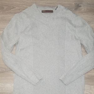 Mens V-neck Cable sweater